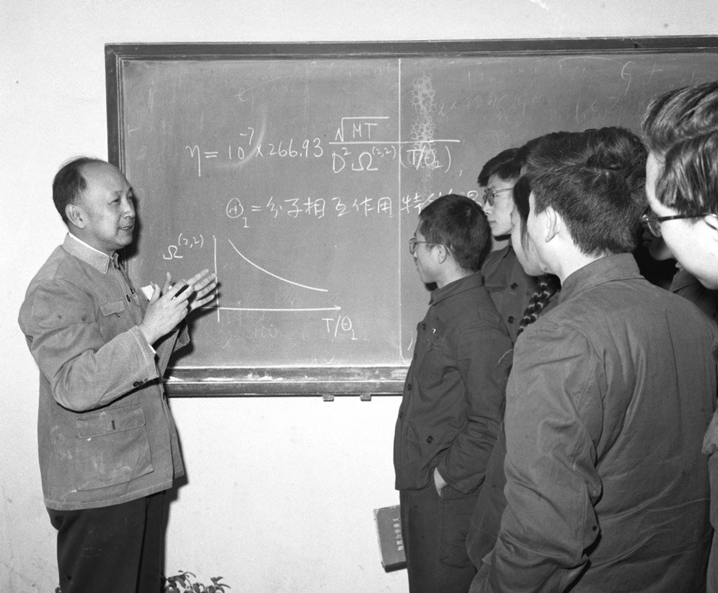 1964年，钱学森在课后给同学们解答问题。新华社发（资料照片）