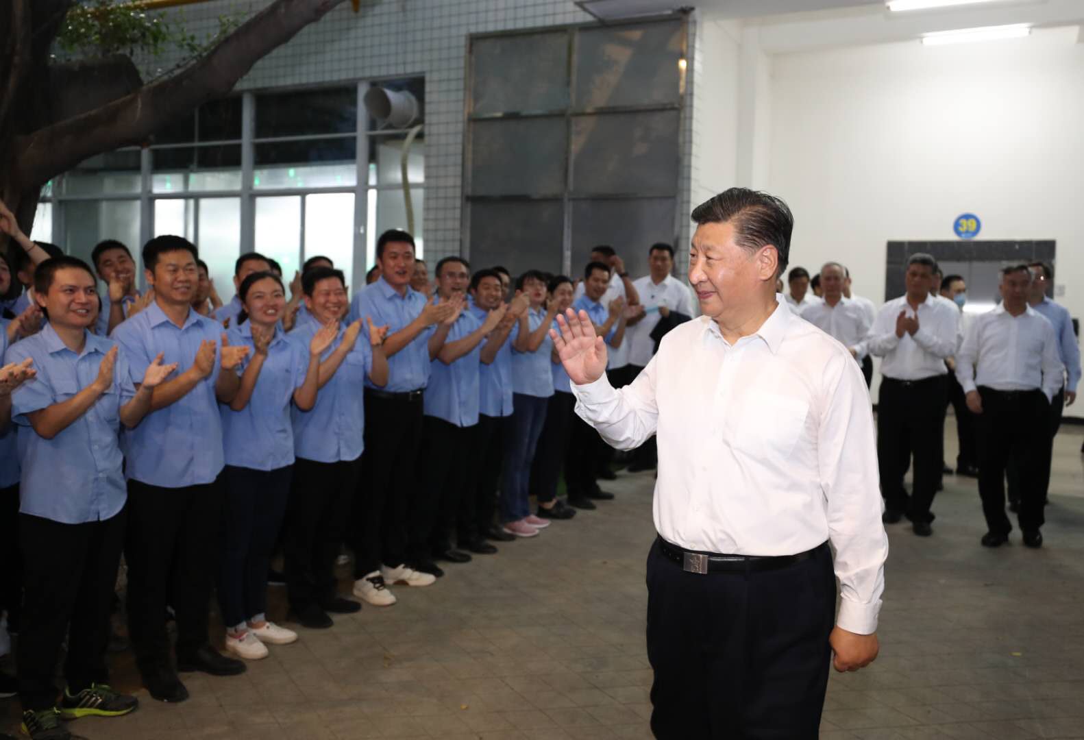 2020年10月12日至13日，中共中央总书记、国家主席、中央军委主席习近平在广东考察。这是12日，习近平在潮州三环（集团）股份有限公司考察时，向企业职工挥手致意。 新华社记者 鞠鹏 摄