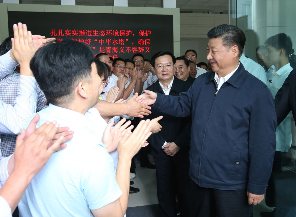 2016年8月23日下午，习近平在青海省生态环境监测中心考察。