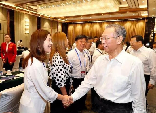 山东省委书记刘家义(右)与酷特云蓝总裁张兰兰(左)握手