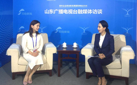 酷特云蓝总裁张兰兰(左)接受山东广播电视台采访